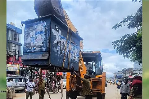 Honnaliಹೊನ್ನಾಳಿ ನಗರದ ಪ್ರಮುಖ ರಸ್ತೆ ಬದಿಗಳಲ್ಲಿ ಬುಧವಾರ ಪುರಸಭೆ ಹಾಗೂ ಪೊಲೀಸ್ ಇಲಾಖೆಯಿಂದ ಹಮ್ಮಿಕೊಳ್ಳಲಾಗಿದ್ದ ಅನಧಿಕೃತ ಗೂಡಂಗಡಿಗಳ ತೆರವು ಕಾರ್ಯಾಚರಣೆ. ಮುಖ್ಯಾಧಿಕಾರಿ ಲೀಲಾವತಿ, ಇನ್ಸ್‌ಪೆಕ್ಟರ್ ಸುನಿಲ್‌ಕುಮಾರ್, ಪಿಎಸ್‌ಐ ಹರೀಶ್, ಇಂಜಿನಿಯರ್ ದೇವರಾಜ್, ಆರೋಗ್ಯ ನಿರೀಕ್ಷಕ ಪುನೀತ್ ಮತ್ತಿತರರು ಚಿತ್ರದಲ್ಲಿದ್ದಾರೆ.