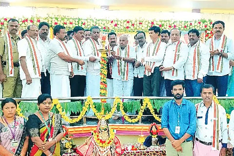 ಹೊನ್ನಾಳಿ ತಾಲೂಕಿನ ಕುಂದೂರು ಗ್ರಾಮದಲ್ಲಿ ಶನಿವಾರ ಹಮ್ಮಿಕೊಂಡಿದ್ದ ಮದ್ಯವರ್ಜನ ಶಿಬಿರದ ಉದ್ಘಾಟನೆಯಲ್ಲಿ ಶಿವಕುಮಾರ್,ನಾಗರಾಜ್ ಕುಲಾಲ್, ಎಂ. ಲಕ್ಷ್ಮಣ್, ಹೊಸಕೇರಿ ಸುರೇಶ್ ಇತರರಿದ್ದರು.Camp