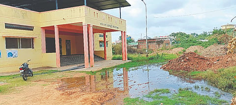  ಅಂಬೇಡ್ಕರ್ ಭವನ ಹಾಗೂ ಶುದ್ದ ಕುಡಿಯುವ ನೀರಿನ ಘಟಕದ ಮುಂಭಾಗ ಚರಂಡಿ ನೀರು ನಿಂತಿರುವುದು. sanitation
