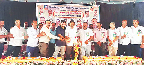 ಹೊನ್ನಾಳಿ ಪಟ್ಟಣದಲ್ಲಿ ಪ್ರಾಥಮಿಕ ಶಾಲಾ ಶಿಕ್ಷಕರ ಸಂಘ ತಾಲೂಕು ಘಟಕದ ನೂತನ ಪದಾಧಿಕಾರಿಗಳ ಪದಗ್ರಹಣ ಹಾಗೂ ಮಳಿಗೆ ಉದ್ಘಾಟಿಸಿ ಶಾಸಕ ಡಿ.ಜಿ. ಶಾಂತನಗೌಡ ಮಾತನಾಡಿದರು. ಕೆ. ಅರುಣ, ಜಿ.ಎಸ್. ತಿಮ್ಮಪ್ಪ, ಕೆ. ಪ್ರಕಾಶ್‌ನಾಯ್ಕ, ಉಮಾಪತಿ, ಜಿ. ನಾಗೇಶ್, ಬಿ.ಎನ್. ಸವಿತಾ, ಎಂ.ವಿ. ಮಂಗಳಮ್ಮ, ಎಂ. ಪ್ರಶಾಂತ್, ಆರ್. ಶಿವಪ್ಪ, ಕೆ.ಆರ್. ಶೋಭಾ ಇತರರಿದ್ದರು. KPS