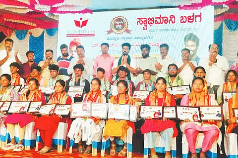ಹೊನ್ನಾಳಿಯಲ್ಲಿ ಭಾನುವಾರ ಪ್ರತಿಭಾ ಪ್ರೇರಣೆ ಕಾರ್ಯಕ್ರಮದಲ್ಲಿ ಅತಿ ಹೆಚ್ಚು ಅಂಕ ಪಡೆದ ವಿದ್ಯಾರ್ಥಿಗಳನ್ನು ಸನ್ಮಾನಿಸಲಾಯಿತು. ಜಿ.ಬಿ. ವಿನಯ್ ಕುಮಾರ್,  ರಾಜು ಕಡಗಣ್ಣಾರ್, ಶರತ್ ಕುಮಾರ್, ಪಾಲಕ್ಷಪ್ಪ, ದೇವರಾಜ್, ಸುದೀಪ್ ದಿಡಗೂರು, ಮಂಜುನಾಥ್ ಇತರರಿದ್ದರು. poor talent