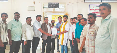 ವಿದ್ಯುತ್ ಪ್ರಸರಣ ನಿಗಮಗಳ ಖಾಸಗೀಕರಣವನ್ನು ವಿರೋಧಿಸಿ ಹೊನ್ನಾಳಿಯ ಉಪವಿಭಾಗಾಧಿಕಾರಿ ಎಚ್.ಬಿ. ಚನ್ನಪ್ಪಗೆ ಸ್ವಾಬಿಮಾನಿ ಬಳಗದ ರಾಜ್ಯಾಧ್ಯಕ್ಷ ಜಿ.ಬಿ. ವಿನಯ್‌ಕುಮಾರ್ ಮನವಿ ಸಲ್ಲಿಸಿದರು. ರಾಜು ಕಣಗಣ್ಣ, ದೇವರಾಜು, ರಾಜಶೇಖರ್, ಭೋಜನಾಯ್ಕ, ಮಂಜುನಾಥ್, ಹಳದಪ್ಪ, ಶ್ರೀಧರ್, ಮಂಜು, ಪ್ರಕಾಶ್ ಇತರರಿದ್ದರು. Electricity