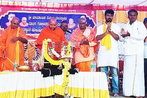 educationಯಕ್ಕನಹಳ್ಳಿ ಮಾಯಾಂಬಿಕಾ ದೇವಿ ದೇವಸ್ಥಾನ ನೂತನ ಗೋಪುರದ ಕಲಶ ಪ್ರತಿಷ್ಠಾಪನೆ ಕಾರ್ಯಕ್ರಮವನ್ನು ಈಶ್ವರಾನಂದಪುರಿ ಸ್ವಾಮೀಜಿ ಉದ್ಘಾಟಿಸಿದರು. ಕುಪ್ಪೆಲೂರು ಸಿದ್ದಾರೂಢ ಮಠದ ಪ್ರಿಯಾನಂದ ಸ್ವಾಮಿ, ಪರಮಹಂಸ ಮುರುಳೀಧರ ಸ್ವಾಮೀಜಿ, ಜಿ.ಬಿ. ವಿನಯ್‌ಕುಮಾರ್ ಇದ್ದರು.