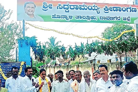 ಹೊನ್ನಾಳಿ ತಾಲೂಕು ಕ್ರೀಡಾಂಗಣಕ್ಕೆ ಸಿದ್ದರಾಮಯ್ಯ ಎಂದು ನಾಮಕರಣ ಮಾಡಿದ ಫಲಕವನ್ನು ಶಾಸಕ ಡಿ.ಜಿ. ಶಾಂತನಗೌಡ ಅನಾವರಣಗೊಳಿಸಿದರು. ಎಚ್.ಬಿ. ಮಂಜಪ್ಪ, ಎ.ಕೆ. ಮೈಲಪ್ಪ, ಸಾವಿತ್ರಮ್ಮ ವಿಜೇಂದ್ರಪ್ಪ, ರಂಜಿತಾ ಚನ್ನಪ್ಪ ಇತರರಿದ್ದರು.