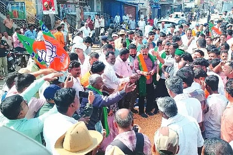ಸಂಗೊಳ್ಳಿ ರಾಯಣ್ಣ ವೃತ್ತದಲ್ಲಿ ಮೆಕ್ಕೆಜೋಳ ಸುರಿದು ಪ್ರತಿಭಟನೆ ನಡೆಸಿದ ಬಿಜೆಪಿ ಕಾರ್ಯಕರ್ತರು.