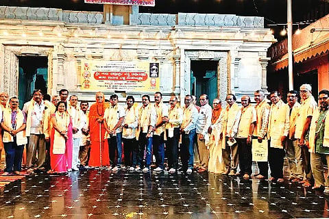 ಹೊನ್ನಾಳಿಯ ಹಿರೇಕಲ್ಮಠದಲ್ಲಿ ಗುರುವಾರ ಹಮ್ಮಿಕೊಂಡಿದ್ದ ಸಂಸ್ಕೃತಿ, ಸಂಸ್ಕಾರ ಕಾರ್ಯಕ್ರಮದಲ್ಲಿ ಡಾ. ಚನ್ನಮಲ್ಲಿಕಾರ್ಜುನ ಶಿವಾಚಾರ್ಯ ಸ್ವಾಮೀಜಿ ಜಿಲ್ಲಾ ಪತ್ರಕರ್ತರ ಸಂಘಕ್ಕೆ ಆಯ್ಕೆಯಾದ ಅಧ್ಯಕ್ಷ, ಪದಾಧಿಕಾರಿಗಳನ್ನು ಸನ್ಮಾನಿಸಿದರು. ಬದರಿನಾಥ್, ಮಂಜುನಾಥ್ ಏಕಬೋಟೆ, ವೀರೇಶ್ ಇತರರಿದ್ದರು.