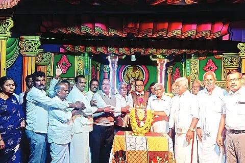 ಹೊನ್ನಾಳಿ ತಾಲೂಕಿನ ಹರಳಹಳ್ಳಿ ಶನಿವಾರ ಹಮ್ಮಿಕೊಂಡಿದ್ದ ಬಡವನ ಒಡಲು ಬೆಂಕಿಯ ಸಿಡಿಲು ಗ್ರಾಮೀಣ ನಾಟಕವನ್ನು ಗ್ರಾಮದ ಹಿರಿಯ ಮುಖಂಡ ಎಚ್.ಎಸ್. ಶೇಖರಪ್ಪ ಪಾಟೀಲ್ ಉದ್ಘಾಟಿಸಿದರು. ಡಾ.ಎಚ್.ಡಿ. ಗುರುಬಸಪ್ಪ ಹರಳಹಳ್ಳಿ, ಎಚ್.ಎಸ್. ಶೇಖರಪ್ಪ, ಹಾಲೇಶಪ್ಪ, ಡಿ.ಕೆ. ಚಂದ್ರಪ್ಪ ಇತರರಿದ್ದರು.Opening of the play