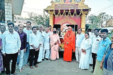 ಹೊನ್ನಾಳಿಗೆ ಭಾನುವಾರ ಆಗಮಿಸಿದ ಸುತ್ತೂರು ಧರ್ಮ ಜಾಗೃತಿ ರಥವನ್ನು ಸ್ವಾಗತಿಸಲಾಯಿತು. ಡಾ. ಒಡೆಯರ್ ಚನ್ನಮಲ್ಲಿಕಾರ್ಜುನ ಶಿವಾಚಾರ್ಯ ಸ್ವಾಮೀಜಿ, ಶ್ರೀಪತಿ ಪಂಡಿತಾರಾಧ್ಯ ಸ್ವಾಮೀಜಿ, ಕೆ.ಜಿ. ನಿಂಗಪ್ಪ, ಎಚ್.ಎ. ಉಮಾಪತಿ ಇತರರಿದ್ದರು.Rath Yatra