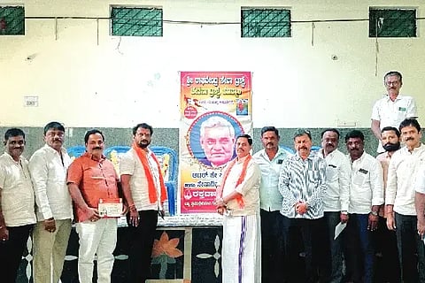 ಹೊನ್ನಾಳಿ ಪಟ್ಟಣದಲ್ಲಿ ಗುರುವಾರ ಸಂಘದ ಜ್ಯೇಷ್ಠ ಪ್ರಚಾರಕ ದಿ. ಅಜಿತಕುಮಾರ್ ಸ್ಮರಣೆಯ ಸೇವಾದಿನ ಮತ್ತು ಮಾಜಿ ಪ್ರಧಾನಿ ವಾಜಪೇಯಿ ಅವರ ಜನ್ಮದಿನಾಚರಣೆ ಪ್ರಯುಕ್ತ ಹಮ್ಮಿಕೊಂಡಿದ್ದ ರಕ್ತದಾನ ಶಿಬಿರದಲ್ಲಿ ಎಂ.ಪಿ. ರೇಣುಕಾಚಾರ್ಯ, ನಾಗರಾಜ್, ಸುರೇಶ್, ನೆಲಹೊನ್ನೆ ಮಂಜುನಾಥ್, ಎ.ಬಿ.ಹನುಮಂತಪ್ಪ, ಶಾಂತರಾಜ್‌ಪಾಟೀಲ್ ಇತರರಿದ್ದರು.  Blood donation