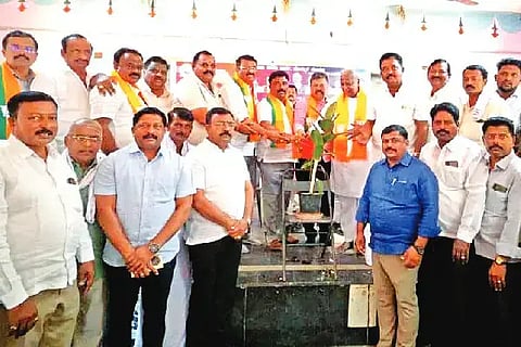 ಹೊನ್ನಾಳಿ ಪಟ್ಟಣದ ಗುರುಭವನದಲ್ಲಿ ಶನಿವಾರ ಹಮ್ಮಿಕೊಂಡಿದ್ದ ಅಟಲ್ ಸ್ಮತಿ ವರ್ಷ ಕಾರ್ಯಕ್ರಮದ ಉದ್ಘಾಟನೆಯಲ್ಲಿ ಎಂ.ಪಿ. ರೇಣುಕಾಚಾರ್ಯ, ಎ.ಎಚ್. ಶಿವಯೋಗಿ ಸ್ವಾಮಿ, ರಾಜಶೇಖರ್ ನಾಗಪ್ಪ, ನೆಲಹೊನ್ನೆ ಮಂಜುನಾಥ್ ಇತರರಿದ್ದರು.Atal Smriti
