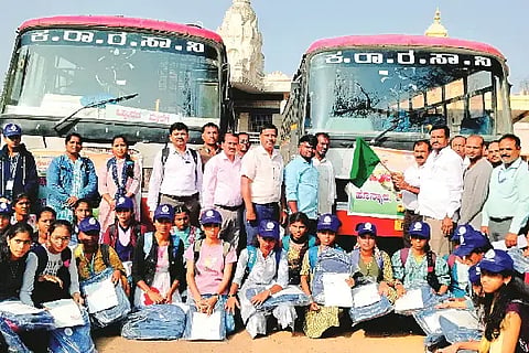 ಹೊನ್ನಾಳಿ ಪಟ್ಟಣದ ಹಿರೇಕಲ್ಮಠದ ಆವರಣದಲ್ಲಿ ಶುಕ್ರವಾರ ಕರ್ನಾಟಕ ಶೈಕ್ಷಣಿಕ ಪ್ರವಾಸಕ್ಕೆ ಬಯಲುಸೀಮೆ ನಿಗಮ ಮಂಡಳಿ ಅಧ್ಯಕ್ಷ ಎಚ್.ಬಿ.ಮಂಜಪ್ಪ ಹಸಿರು ನಿಶಾನೆ ತೋರಿಸಿದರು. ನಿಂಗಪ್ಪ, ಹನುಮಂತಪ್ಪ, ಚಂದ್ರಶೇಖರ್, ಕುಮಾರ್‌ನಾಯ್ಕ, ಸಚಿನ್ ಇತರರಿದ್ದರು.Tourism