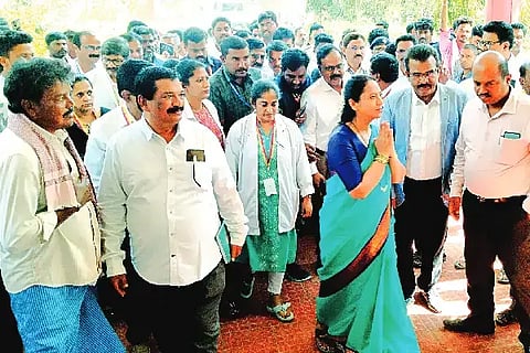ಹೊನ್ನಾಳಿ ಸರ್ಕಾರಿ ಆಸ್ಪತ್ರೆಗೆ ಬುಧವಾರ ರಾಜ್ಯ ಮಹಿಳಾ ಆಯೋಗದ ಅಧ್ಯಕ್ಷೆ ನಾಗಲಕ್ಷ್ಮೀ ಚೌದರಿ ಭೇಟಿ ನೀಡಿ ಪರಿಶೀಲಿಸಿದರು. ಷಣ್ಮುಖಪ್ಪ, ಎಚ್.ಬಿ. ಚನ್ನಪ್ಪ, ಡಾ. ರಾಘವನ್, ಕುಮಾರ್ ಇತರರಿದ್ದರು.