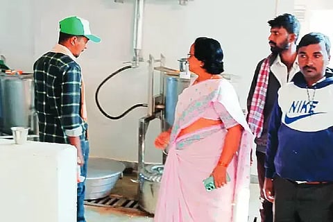 ಹೊನ್ನಾಳಿ ಇಂದಿರಾ ಕ್ಯಾಂಟಿನ್‌ನಲ್ಲಿ ಹಳಸಿದ ಆಹಾರ ನೀಡುತ್ತಿರುವ ಬಗ್ಗೆ ಗ್ರಾಹಕರು ನೀಡಿದ ದೂರಿನನ್ವಯ ಪುರಸಭೆ ಮುಖ್ಯಾಧಿಕಾರಿ ಟಿ. ಲೀಲಾವತಿ ಅವರು ಗುರುವಾರ ಪರಿಶೀಲನೆ ನಡೆಸಿದರು. ದೂರುದಾರ ಮಂಜುನಾಥ್ ಇದ್ದರು.Indira Canteen