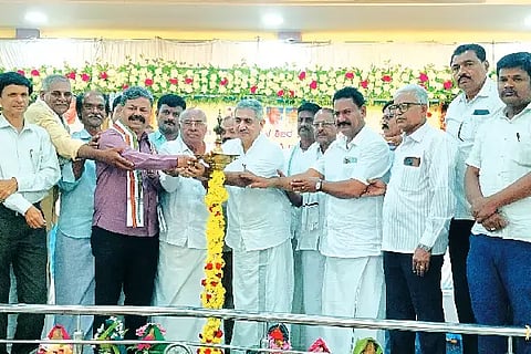ಹೊನ್ನಾಳಿ ತಾಲೂಕಿನ ಕುಂದೂರಿನಲ್ಲಿ ಶನಿವಾರ ಆಯೋಜಿಸಿದ್ದ 2075ನೇ ಮದ್ಯವರ್ಜನ ಶಿಬಿರದ ಸಮಾರೋಪ ಸಮಾರಂಭವನ್ನು ಮಾಜಿ ಸಚಿವ ಎಂ.ಪಿ. ರೇಣುಕಾಚಾರ್ಯ ಉದ್ಘಾಟಿಸಿದರು. ಲಕ್ಷ್ಮಣ್, ಸುಧಾಕರ್, ತಿಪ್ಪೇಶಪ್ಪ, ಶಿವಕುಮಾರ್ ಇತರರಿದ್ದರು. public awareness platform