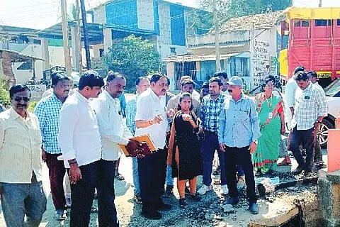 ಹೊನ್ನಾಳಿ ಪಟ್ಟಣದ ಎಕೆ ಕಾಲನಿ ಬಳಿ ನಡೆಯುತ್ತಿರುವ ರಸ್ತೆ ಅಗಲೀಕರಣ ಕಾಮಗಾರಿಯನ್ನು ಶಾಸಕ ಡಿ.ಜಿ. ಶಾಂತನಗೌಡ ವೀಕ್ಷಿಸಿದರು. ಚನ್ನಪ್ಪ, ಪರಮೇಶ್ವರನಾಯ್ಕ, ಮಂಜುನಾಥ್, ಶಶಿಕಲಾ, ಲೀಲಾವತಿ, ಕುಮಾರ್, ದೇವರಾಜ್ ಇತರರಿದ್ದರು.Road expansion