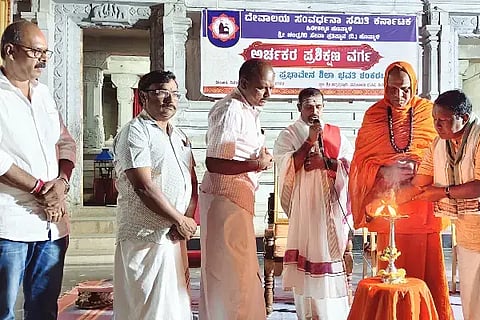 ಹೊನ್ನಾಳಿ ಪಟ್ಟಣದ ಹಿರೇಕಲ್ಮಠದಲ್ಲಿ ಶನಿವಾರ ಆಯೋಜಿಸಿದ್ದ ಅರ್ಚಕರ ತರಬೇತಿ ಶಿಬಿರವನ್ನು ದೇವಾಲಯ ಸಂವರ್ಧನ ಸಮಿತಿ ರಾಜ್ಯ ಸಂಯೋಜಕ ಮನೋಹರ್ ಮಠದ್ ಮತ್ತು ಹಿರೇಕಲ್ಮಠದ ಡಾ. ಒಡೆಯರ್ ಚನ್ನಮಲ್ಲಿಕಾರ್ಜುನ ಶಿವಾಚಾರ್ಯ ಸ್ವಾಮೀಜಿ ಉದ್ಘಾಟಿಸಿದರು. ಟಿ. ಶ್ರೀನಿವಾಸ್, ಮಾರುತಿ, ವಿದ್ವಾನ್ ಬೆನಕಯ್ಯ ಶಾಸ್ತ್ರಿ ಇದ್ದರುTraining of Priests