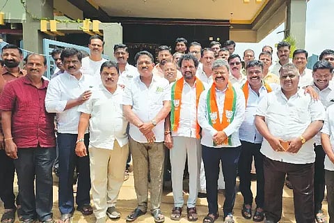 ಹೊನ್ನಾಳಿ ಪಟ್ಟಣದ ಜಿಪಂ ಮಾಜಿ ಸದಸ್ಯ ಎಂ.ಆರ್. ಮಹೇಶ್ ನಿವಾಸದಲ್ಲಿ ಮಾಜಿ ಸಚಿವ ಎಂ.ಪಿ. ರೇಣುಕಾಚಾರ್ಯ ಅವರು ಪಕ್ಷದ ಮುಖಂಡರೊಂದಿಗೆ ಸಭೆ ನಡೆಸಿದರು. ಅರಕೆರೆ ನಾಗರಾಜ್, ಸುರೇಶ್ ಜೆ.ಕೆ, ಕುಬೇಂದ್ರಪ್ಪ, ಚೀಲೂರು ಗಿರೀಶ್ ಇತರರಿದ್ದರು. authority
