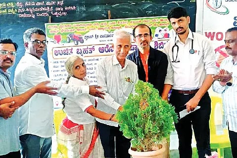 ಹೊನ್ನಾಳಿಯ ಬಿವಿಎಸ್ ಆವರಣದಲ್ಲಿ ಆಯೋಜಿಸಿದ್ದ ಉಚಿತ ಆರೋಗ್ಯ ತಪಾಸಣಾ ಶಿಬಿರವನ್ನು ವೈದ್ಯ ರಾಜಕುಮಾರ್ ಉದ್ಘಾಟಿಸಿದರು. ಪ್ರಕಾಶ್ ಹೆಬ್ಬಾರ್, ಶ್ರೀಕಾಂತ್ ಕುರುಡೇಕರ್, ವಿನಾಯಕ ಶೆಟ್ರು, ರಾಘವೇಂದ್ರ ವೈಶ್ಯರ್, ಸುಜಾತ ಬೆನ್ನೂರುಮಠ ಇತರರಿದ್ದರು.Yoga