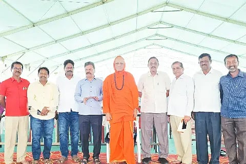 ಹೊನ್ನಾಳಿಯ ಹಿರೇಕಲ್ಮಠದಲ್ಲಿ ಜು.1ರಂದು ನಡೆಯಲಿರುವ ವಿವಿಧ ಕಟ್ಟಡಗಳ ಭೂಮಿಪೂಜೆ ಕಾರ್ಯಕ್ರಮದ ಬೃಹತ್ ವೇದಿಕೆಯನ್ನು ಹಿರೇಕಲ್ಮಠದ ಡಾ. ಒಡೆಯರ್ ಚನ್ನಮಲ್ಲಿಕಾರ್ಜುನ ಶಿವಾಚಾರ್ಯ ಶ್ರೀ, ಶಾಸಕ ಡಿ.ಜಿ. ಶಾಂತನಗೌಡ, ಮಾಜಿ ಸಚಿವ ಎಂ.ಪಿ. ರೇಣುಕಾಚಾರ್ಯ, ಎಚ್.ಎ. ಉಮಾಪತಿ, ಸುರೇಶ್ ಹೊಸಕೇರಿ ಇದ್ದರು.building works