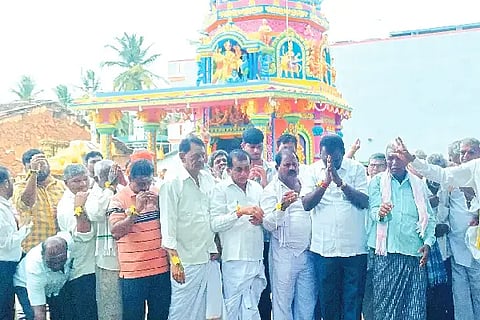ಹೊನ್ನಾಳಿ ಪಟ್ಟಣದಲ್ಲಿ ಆ.4ರಿಂದ 6ರ ವರೆಗೆ ನಡೆಯಲಿರುವ ಮಾರಿಕಾಂಬ ಜಾತ್ರಾ ಮಹೋತ್ಸವದ ಅಂಗವಾಗಿ ಮಂಗಳವಾರ ಹಮ್ಮಿಕೊಂಡಿದ್ದ ಚಪ್ಪರ ಪೂಜೆಯಲ್ಲಿ ಧರ್ಮಪ್ಪ ಎಚ್.ಎ., ಎಚ್.ಬಿ. ಮಂಜಪ್ಪ, ಮಾಲತೇಶಾಚಾರ್ ಇತರರಿದ್ದರು.marikamba fair festival