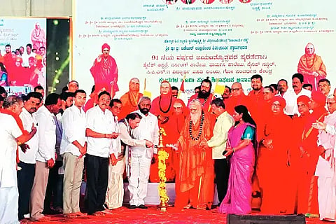 ಹೊನ್ನಾಳಿ ಪಟ್ಟಣದ ಹಿರೇಕಲ್ಮಠದಲ್ಲಿ ಬುಧವಾರ ಹಮ್ಮಿಕೊಂಡಿದ್ದ ವಿವಿಧ ಅಭಿವೃದ್ಧಿ ಕಾಮಗಾರಿಗಳ ಭೂಮಿಪೂಜೆ ಕಾರ್ಯಕ್ರಮವನ್ನು ಸಚಿವ ಈಶ್ವರ್ ಖಂಡ್ರೆ ಉದ್ಘಾಟಿಸಿದರು. ಜಗದ್ಗುರು ಪ್ರಸನ್ನ ರೇಣುಕ ಡಾ. ವೀರಸೋಮೇಶ್ವರ ರಾಜದೇಶಿಕೇಂದ್ರ ಶಿವಾಚಾರ್ಯ ಭಗವತ್ಪಾದರು, ಜಗದ್ಗುರು ಸಿದ್ದಲಿಂಗ ರಾಜದೇಶಿಕೇಂದ್ರ ಶಿವಾಚಾರ್ಯ ಭಗವತ್ಪಾದರು, ಡಾ. ಒಡೆಯರ್ ಚನ್ನಮಲ್ಲಿಕಾರ್ಜುನ ಶಿವಾಚಾರ್ಯ ಸ್ವಾಮೀಜಿ ಇತರರಿದ್ದರು.Politics