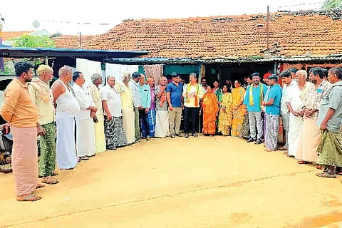 ಹೊನ್ನಾಳಿ ತಾಲೂಕಿನ ಮಾಸಡಿ ಗ್ರಾಮದಲ್ಲಿ ಶುಕ್ರವಾರ ಮತದಾರರ ಪಟ್ಟಿ ಪರಿಷ್ಕರಣೆ ಕುರಿತು ಜಾಗೃತಿ ಮೂಡಿಸಿ ಮಾಜಿ ಸಚಿವ ಎಂ.ಪಿ. ರೇಣುಕಾಚಾರ್ಯ ಮಾತನಾಡಿದರು. ಬಿಜೆಪಿ ತಾಲೂಕಾಧ್ಯಕ್ಷ ಅರಕೆರೆ ನಾಗರಾಜ್, ಮುಖಂಡ ರಂಗನಾಥ್ ಗ್ರಾಮಸ್ಥರಿದ್ದರು.suspension