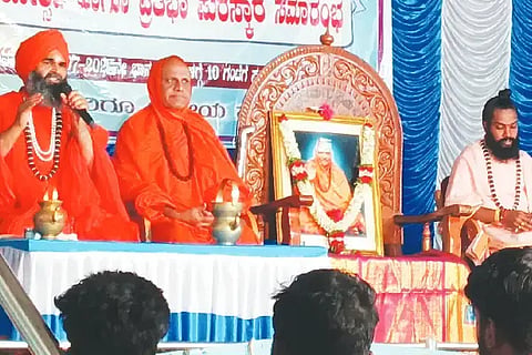 ಹೊನ್ನಾಳಿಯ ಹಿರೇಕಲ್ಮಠದಲ್ಲಿ ಭಾನುವಾರ ಹಮ್ಮಿಕೊಂಡಿದ್ದ ವಾರ್ಷಿಕೋತ್ಸವ ಹಾಗೂ ಪ್ರತಿಭಾ ಪುರಸ್ಕಾರ ಕಾರ್ಯಕ್ರಮದಲ್ಲಿ ಕಣ್ವಕುಪ್ಪೆ ಗವಿಮಠದ ನಾಲ್ವಡಿ ಶಾಂತಲಿಂಗ ಶಿವಾಚಾರ್ಯ ಸ್ವಾಮೀಜಿ ಆಶೀರ್ವಚನ ನೀಡಿದರು. ಡಾ. ಒಡೆಯರ್ ಚನ್ನಮಲ್ಲಿಕಾರ್ಜುನ ಶಿವಾಚಾರ್ಯ ಸ್ವಾಮೀಜಿ, ಸದ್ಗುರು ಶಿವಯೋಗಿ ಹಾಲಸ್ವಾಮೀಜಿ, ಎಂ.ಪಿ. ರೇಣುಕಾಚಾರ್ಯ ಇದ್ದರು. Panchacharya