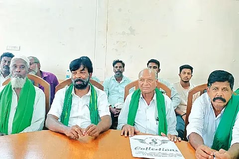  ಹೊನ್ನಾಳಿಯಲ್ಲಿ ಹಮ್ಮಿಕೊಂಡಿದ್ದ ರೈತರ ಪೂರ್ವಭಾವಿ ಸಭೆಯಲ್ಲಿ ರಾಜ್ಯ ರೈತ ಸಂಘದ ಹಸಿರು ಸೇನೆ ರಾಜ್ಯಾಧ್ಯಕ್ಷ ಕರಿಬಸಪ್ಪಗೌಡ, ಕೆ.ಸಿ. ಬಸಪ್ಪ, ಬಸವರಾಜ್, ಕೆ.ಆರ್. ಬಸಪ್ಪ ಅರಬಗಟ್ಟೆ ಇತರರಿದ್ದರು.Farmer