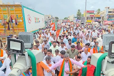 ಹೊನ್ನಾಳಿಯಲ್ಲಿ ಬಿಜೆಪಿಯಿಂದ ಹಮ್ಮಿಕೊಂಡಿದ್ದ ಬೃಹತ್ ಪ್ರತಿಭಟನಾ ಮೆರವಣಿಗೆಯಲ್ಲಿ ಭಾಗವಹಿಸಿರುವ ಕಾರ್ಯಕರ್ತರು.Protest