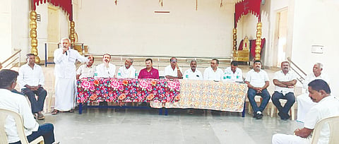 ಹೊಳೆನರಸೀಪುರ ಪಟ್ಟಣದ ಕನಕ ಭವನದಲ್ಲಿ ತಾಲೂಕು ಕುರುಬರ ಸಂಘದ ಪದಾಧಿಕಾರಿಗಳಿಂದ ಕುಂದು ಕೊರತೆಗಳ ಸಭೆ ಜರುಗಿತು. ಎಸ್ ಪುಟ್ಟಸ್ವಾಮಿ ಮಂಜೇಗೌಡ ಮೋಹನ್ ಕುಮಾರ್ ಪುಟ್ಟೇಗೌಡ ರಾಜೇಗೌಡ ಪುಟ್ಟರಾಜು ಇತರರು ಇದ್ದರು.