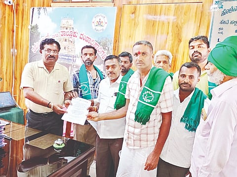 ಹೊಳೆನರಸೀಪುರ ಪಟ್ಟಣದ ಸೆಸ್ಕ್ ಕಚೇರಿಯ ಮುಂಭಾಗ ಕೆಪಿಟಿಸಿಎಲ್‌ಅನ್ನು ಖಾಸಗಿಯವರಿಗೆ ಒಪ್ಪಿಸಬಾರದು ಎಂದು ಆಗ್ರಹಿಸಿ ನೌಕರರು ಸಂಘ ಶಾಂತಿಯುತವಾಗಿ ಪ್ರತಿಭಟನೆ ನಡೆಸಿದರು. ಕುಮಾರ್, ಗೋಕುಲ್, ಪ್ರಸಾದ್, ನಟೇಶ್, ಬಸವರಾಜಪ್ಪ, ದಿವಾಕರ್, ಸಂತೋಷ್ ಕುಮಾರ್ ಇತರರು ಇದ್ದರು.