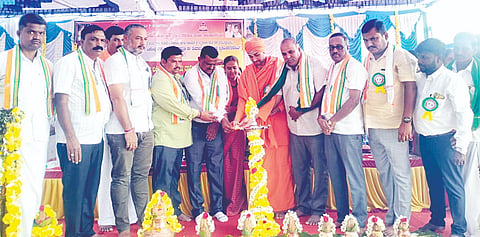   ಗುಂಡ್ಲುಪೇಟೆ ತಾಲೂಕಿನ ಹೂರದಹಳ್ಳಿ ಗ್ರಾಮದಲ್ಲಿ ಆಯೋಜಿಸಿದ್ದ ಸಾಮೂಹಿಕ ಸತ್ಯನಾರಾಯಣ ಪೂಜೆ ಕಾರ್ಯಕ್ರಮವನ್ನು ಶ್ರೀ ಇಮ್ಮಡಿ ಉದ್ದಾನ ಸ್ವಾಮೀಜಿ ಉದ್ಘಾಟಿಸಿದರು. ಎಂ.ಪಿ.ಸುನಿಲ್. ಎಸ್.ಎಂ.ಮಲ್ಲಿಕಾರ್ಜುನ. ಮೃತ್ಯುಂಜಯಪ್ಪ , ಸವಿತಾ ಇತರರು ಇದ್ದರು.