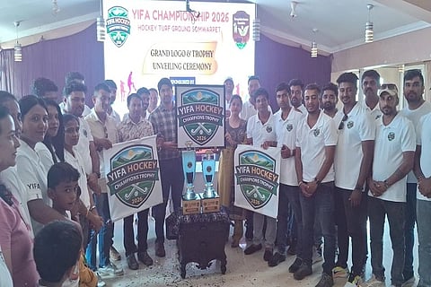 ರಾಜ್ಯಮಟ್ಟದ ಯಿಫಾ ಹಾಕಿ ಚಾಂಪಿಯನ್ ಟ್ರೋಫಿ ಕ್ರೀಡಾಕೂಟದ ಲೋಗೋ ಹಾಗೂ ಟ್ರೋಫಿಗಳ ಅನಾವರಣ ಕಾರ್ಯಕ್ರಮದಲ್ಲಿ ನಿತಿನ್ ಚಕ್ಕಿ, ವಿ.ಟಿ.ವಿಸ್ಮಯಿ ಚಕ್ರವರ್ತಿ, ಚೇತನ್, ಶ್ರೀನಿಧಿ ಲಿಂಗಪ್ಪ ಇತರರಿದ್ದರು.