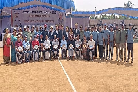 ಕೊಡವ ಕೌಟುಂಬಿಕ ಹಾಕಿ ಪಂದ್ಯಾವಳಿಯ ಆರಂಭಿಕ ೧೯೯೭ರಲ್ಲಿ ತಾಂತ್ರಿಕ ಸಮಿತಿಯಲ್ಲಿ ಕಾರ್ಯನಿರ್ವಹಿಸಿದವರನ್ನು ಹಾಗೂ ವೀಕ್ಷಕ ವಿವರಣೆಗಾರರನ್ನು ಸನ್ಮಾನಿಸಿ ಗೌರವಿಸಲಾಯಿತು.