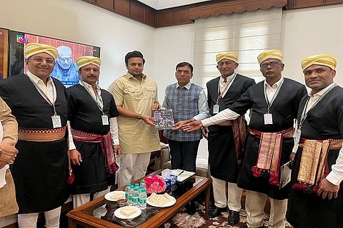 ನಾಪೋಕ್ಲುವಿನಲ್ಲಿ ಮೇ 2 ರಂದು ನಡೆಯಲಿರುವ ಚೇನಂಡ ಕೊಡವ ಕೌಟುಂಬಿಕ ಹಾಕಿ ಪಂದ್ಯಾವಳಿಯ ಪೈನಲ್‌ಗೆ ಬರಲು ಕೇಂದ್ರ ಕ್ರೀಡಾ ಸಚಿವ ಡಾ. ಮಾನ್ಸೂಕ್ ಲಕ್ಷ್ಮಣ ಭಾಯ್ ಮಾಂಡವೀಯ ಅವರನ್ನು ಆಹ್ವಾನಿಸಲಾಯಿತು. ಯದುವೀರ್, ಸಿ.ಪಿ. ಕರುಂಬಯ್ಯ, ದೀನಾ ಚೇನಂಡ, ವಿವೇಕ್ ಪೂಣಚ್ಚ, ಬ್ರಿಗೇಡಿಯರ್ ಸಿ.ಎನ್. ಚೀಯಣ್ಣ, ವಿಶುಕುಟ್ಟಪ್ಪ ಇದ್ದರು.