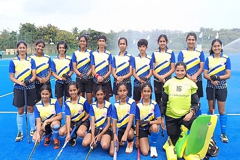  ಮಹಾರಾಷ್ಟ್ರದ ಕೊಲ್ಹಾಪುರದ ಸಂಜೀವನ್ ಶಾಲೆಯಲ್ಲಿ ನಡೆದ ದಕ್ಷಿಣ ವಲಯ ಮಟ್ಟದ ಹಾಕಿ ಪಂದ್ಯಾವಳಿಯಲ್ಲಿ ಚಾಂಪಿಯನ್ ಪಟ್ಟ ಗಳಿಸಿದ ಮಡಿಕೇರಿ ಕೊಡಗು ವಿದ್ಯಾಲಯ ಬಾಲಕಿಯರ ತಂಡ