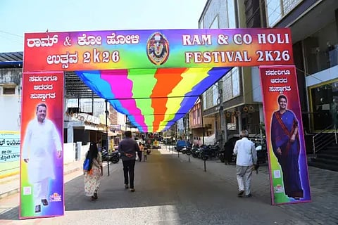 ಹೋಳಿ ಹಬ್ಬದಂಗವಾಗಿ ಬಣ್ಣದ ಬಟ್ಟೆಯಿಂದ ಸಿಂಗಾರಗೊಂಡ ದಾವಣಗೆರೆಯ ಹರಳೆಣ್ಣೆ ಕೊಟ್ರಬಸಪ್ಪ ವೃತ್ತ. 