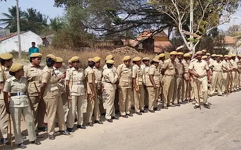 ಕರ್ತವ್ಯಕ್ಕೆ ಸಜ್ಜಾಗುತ್ತಿರುವ ಗೃಹರಕ್ಷಕ ಸಿಬ್ಬಂದಿ.