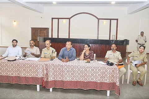 ಪ್ರವಾಸೋದ್ಯಮವನ್ನು ನಿಯಮಬದ್ಧವಾಗಿ ನಡೆಸುವಂತೆ ಸೂಚಿಸುವ ಸಲುವಾಗಿ ಡಿವೈಎಸ್‌ಪಿ ಪಿ.ಎ. ಸೂರಜ್ ಅಧ್ಯಕ್ಷತೆಯಲ್ಲಿ ಪೊಲೀಸ್ ಇಲಾಖೆಯಿಂದ ಸಭೆ ನಡೆಯಿತು. ಜಿಲ್ಲಾ ಹೋಂಸ್ಟೇ ಅಸೋಸಿಯೇಷನ್ ಅಧ್ಯಕ್ಷೆ ಮೋಂತಿ ಗಣೇಶ್, ಅಂಬೆಕಲ್ ನವೀನ್ ಹಾಗೂ ಪೊಲೀಸ್ ಅಧಿಕಾರಿಗಳು ಇದ್ದರು.