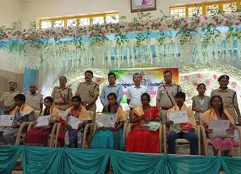 ದಾವಣಗೆರೆಯಲ್ಲಿ ಶನಿವಾರ ಹಮ್ಮಿಕೊಂಡಿದ್ದ, ಅಖಿಲ ಭಾರತ ಗೃಹರಕ್ಷಕ ದಳದ ದಿನಾಚರಣೆಯಲ್ಲಿ ಗೃಹರಕ್ಷಕ ಸಿಬ್ಬಂದಿಯ ಪ್ರತಿಭಾನ್ವಿತ ಮಕ್ಕಳನ್ನು ಗೌರವಿಸಲಾಯಿತು. ಜಿಲ್ಲಾಧಿಕಾರಿ ಜಿ.ಎಂ. ಗಂಗಾಧರಸ್ವಾಮಿ, ಜಿಪಂ ಸಿಇಒ ಗಿತ್ತೆ ಮಾಧವ ವಿಠ್ಠಲರಾವ್, ಎಎಸ್ಪಿ  ಪರಮೇಶ್ವರ ಹೆಗಡೆ, ಡಾ.ಎಸ್.ಎಚ್. ಸುಜಿತ್‌ಕುಮಾರ್, ಕೆ. ಸರಸ್ವತಿ ಇದ್ದರು. 