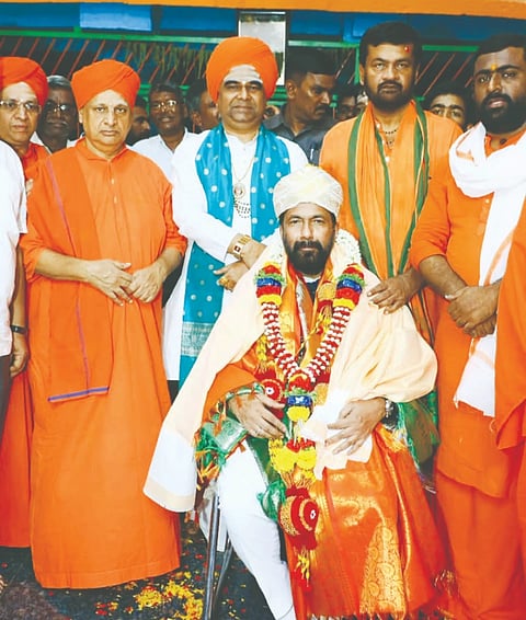 ಹಾನಗಲ್ಲಿನ ಗ್ರಾಮದೇವಿ ದೇವಸ್ಥಾನದಲ್ಲಿ ವಿಧಾನ ಪರಿಷತ್ ಸಭಾಪತಿ ಸಲೀಂ ಅಹ್ಮದ್ ಅವರನ್ನು ಸನ್ಮಾನಿಸಲಾಯಿತು. ಶ್ರೀನಿವಾಸ ಮಾನೆ, ಮಂಜುನಾಥ ನಾಗಜ್ಜನವರ, ರಾಜು ಗೌಳಿ, ಬಾಳಾರಾಮ ಗುರ್ಲಹೊಸೂರ, ಯಲ್ಲಪ್ಪ ಶೇರಖಾನಿ ಇತರರಿದ್ದರು.