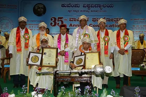 ಕುವೆಂಪು ವಿವಿ ಘಟಿಕೋತ್ಸವದಲ್ಲಿ ಕೆ.ವಿ.ಅಕ್ಷರ ಹಾಗೂ ಪ್ರೊ. ಎಚ್.ಎಂ.ರಂಗನಾಥ ಅವರಿಗೆ ಗೌರವ ಡಾಕ್ಟರೇಟ್ ಪ್ರದಾನ ಮಾಡಲಾಯಿತು. ಥಾವರಚಂದ್ ಗೆಹಲೋತ್, ಎಂ.ಸಿ.ಸುಧಾಕರ್, ಪ್ರೊ. ಶರತ್ ಅನಂತಮೂರ್ತಿ ಇತರರಿದ್ದರು.