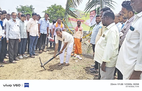 ನಂದರಗಿ ಗ್ರಾಮದ ಎಸ್.ಸಿ. ಕಾಲನಿಯಲ್ಲಿ ಸಿ.ಸಿ. ರಸ್ತೆ ನಿರ್ಮಾಣ ಕಾಮಗಾರಿಗೆ ಕೆಎಂಎಫ್ ನಿರ್ದೇಶಕ ಸಂತೋಷಗೌಡ ಪಾಟೀಲ ಭೂಮಿ ಪೂಜೆ ನೆರವೇರಿಸಿದರು. ದಯಾನಂದ ಪಾಟೀಲ, ಮಲ್ಲಯ್ಯ ಹಿರೇಮಠ, ಪ್ರೇಮ ಕಟಕಧೋಂಡ, ದಯಾನಂದ ಪಾಟೀಲ, ಸೋಮು ಕತ್ನಾಳಿ ಇತರರಿದ್ದರು.