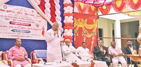ಹೊರ್ತಿಯ ಝಳಕಿ ಸರ್ಕಾರಿ ಪ್ರಥಮ ದರ್ಜೆ ಕಾಲೇಜಿನ ಆವರಣದಲ್ಲಿ ಹಮ್ಮಿಕೊಂಡಿದ್ದ ಸಾಂಸ್ಕೃತಿಕ, ಕ್ರೀಡೆ, ಯೋಜನೆ ರೆಡ್ ಕ್ರಾಸ್, ಸ್ಕೌಟ್ಸ್ ಹಾಗೂ ಗೈಡ್ಸ್ ಮತ್ತು ವಿವಿಧ ಚಟುವಟಿಕೆಗಳ ಉದ್ಘಾಟನೆ ಸಮಾರಂಭವನ್ನು ಶಾಸಕ ಯಶವಂತರಾಯಗೌಡ ಪಾಟೀಲ ಉದ್ಘಾಟಿಸಿ ಮಾತನಾಡಿದರು. ಸಣ್ಣಪ್ಪ ತಳವಾರ, ವೇಕಾನಂದ ಉಘಡೆ ಇತರರರಿದ್ದರು.