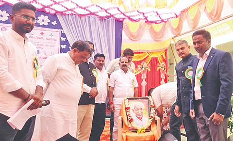 ಝಳಕಿ ಸರ್ಕಾರಿ ಪ್ರಥಮ ದರ್ಜೆ ಕಾಲೇಜಿನ ಪ್ರಸಕ್ತ ಸಾಲಿನ ವಿದ್ಯಾರ್ಥಿಗಳಿಗೆ ವಿವಿಧ ಚಟುವಟಿಕೆ ಸಮಾರೋಪ ಹಾಗೂ ಅಂತಿಮ ವರ್ಷದ ವಿದ್ಯಾರ್ಥಿಗಳ ಬೀಳ್ಕೊಡುಗೆ ಸಮಾರಂಭವನ್ನು ಸಣ್ಣಪ್ಪ ತಳವಾರ ಉದ್ಘಾಟಿಸಿ ಮಾತನಾಡಿದರು. ಸಿದ್ಧೇಶ್ವರ ಕಮತಿ, ವಿವೇಕಾನಂದ ಉಘಡೆ, ಶ್ರೀಮಂತ ಕಾಪಸೆ ಇತರರಿದ್ದರು.
