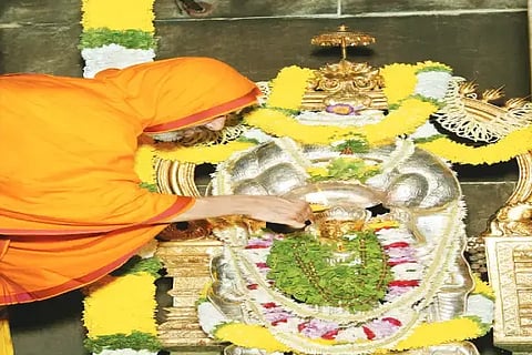 ಹೊಸನಗರ ರಾಮಚಂದ್ರಾಪುರ ಕೃಷ್ಣಾರ್ಪಣಂ ಕಾರ್ಯಕ್ರಮದಲ್ಲಿ ದೇವರಿಗೆ ಶ್ರೀ ರಾಘವೇಶ್ವರ ಭಾರತೀ ಸ್ವಾಮೀಜಿ ಅಭಿಷೇಕ ಪೂಜೆ ನೆರವೇರಿಸಿದರು.