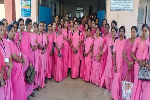 ಪ್ರೋತ್ಸಾಹ ಧನವನ್ನು ಪ್ರಾಮಾಣಿಕವಾಗಿ ನೀಡಬೇಕು ಎಂದು ಒತ್ತಾಯಿಸಿ ಹೊಸನಗರದಲ್ಲಿ ಆಶಾ ಕಾರ್ಯಕರ್ತೆಯರು ಪ್ರತಿಭಟನೆ ನಡೆಸಿದರು. ಪೂರ್ಣಿಮಾ, ಸುಮಾ, ನಾಗರತ್ನ, ರೇಖಾ ಇತರರಿದ್ದರು.