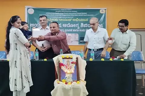 ಹೊಸನಗರದಲ್ಲಿ ಶಿಬಿರಾರ್ಥಿಗಳಿಗೆ ಪಪಂ ಮುಖ್ಯಾಧಿಕಾರಿ ಎಂ.ಎನ್.ಹರೀಶ್ ಉಚಿತವಾಗಿ ಆಯುರ್ವೇದ ಔಷಧ ವಿತರಿಸಿದರು. ಡಾ. ಪತಂಜಲಿ, ಶಾಂತಕುಮಾರ್, ಜಿ.ಎಂ.ಹರೀಶ್ ಇತರರಿದ್ದರು.