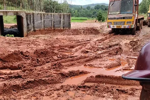 ಟಿಂಬರ್ ಲಾರಿಗಳ ಸಂಚಾರದಿಂದ ಗದ್ದೆಯಂತಾಗಿರುವ ಹೊಸನಗರ ತಾಲೂಕಿನ ಹೆಬ್ಬುರಳಿ-ಬೆಕ್ಕೋಡಿ ಲಾಂಚ್ ರಸ್ತೆ.