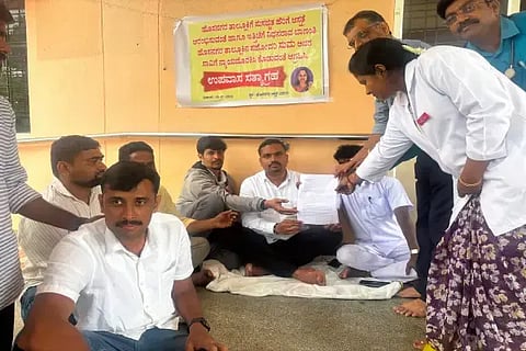 ಬಾಣಂತಿ ಸುಮಾ ಅವರ ಸಾವಿಗೆ ನ್ಯಾಯ ದೊರಕಿಸಿಕೊಡಬೇಕು ಎಂದು ಒತ್ತಾಯಿಸಿ ನಗರ ನಿತಿನ್, ರಾಜೇಶ್, ಪ್ರಕಾಶ್, ಉಮೇಶ್ ಮತ್ತಿತರರು ತಾಲೂಕು ವೈದ್ಯಾಧಿಕಾರಿ ನಟರಾಜ್ ಅವರಿಗೆ ಮನವಿ ಸಲ್ಲಿಸಿದರು.